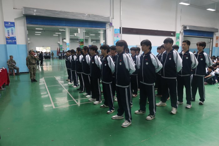青春淬炼展英姿  ——宿州工业学校举行2025级新生军训会操暨总结表彰大会(图1)