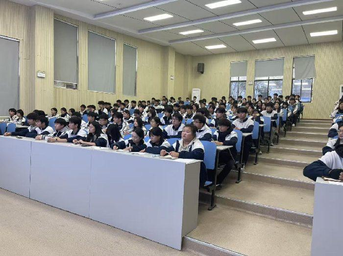 宿州工业学校开展“树立远大理想——青春榜样习近平的知青岁月”主题团课(图2)