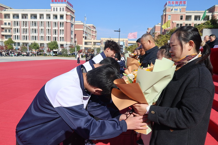 十八而志承大任 青春逐梦谱华章——宿州工业学校举行18岁成人礼(图8)