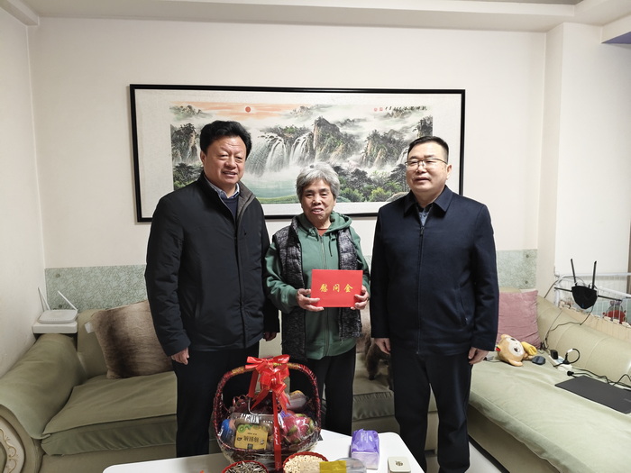 宿州工业学校春节前夕走访慰问退休教职工(图2)