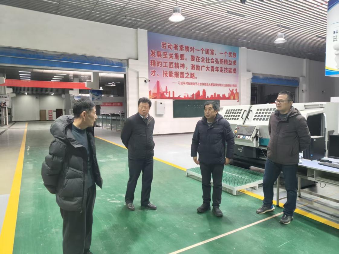 筑牢安全防线 护航新学期 —宿州工业学校开展开学前实训室安全专项检查(图1)