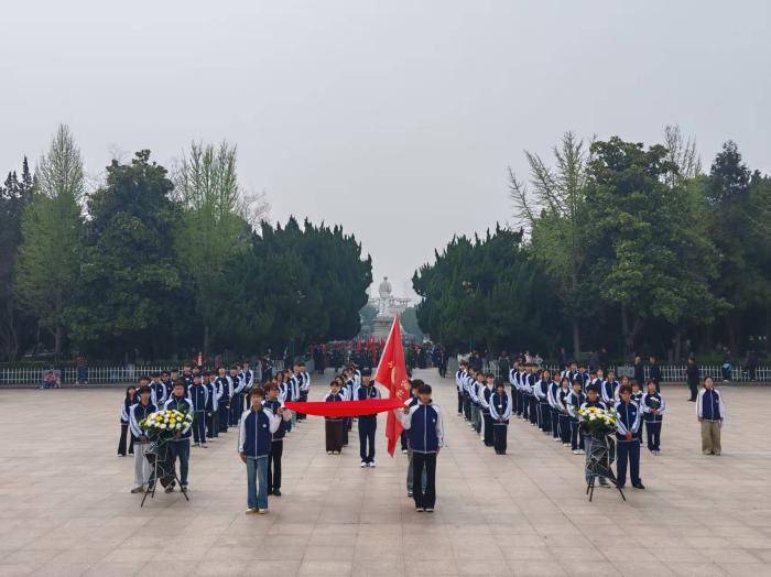 缅怀革命先烈 传承红色基因——宿州工业学校开展清明节祭扫烈士墓主题活动(图1)