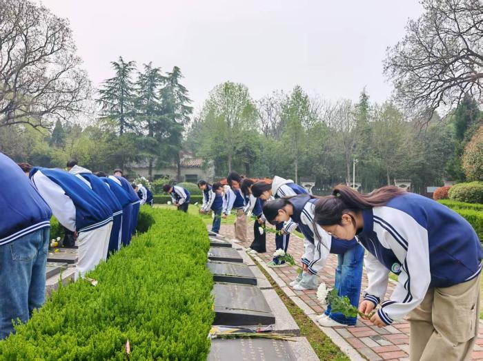 缅怀革命先烈 传承红色基因——宿州工业学校开展清明节祭扫烈士墓主题活动(图2)