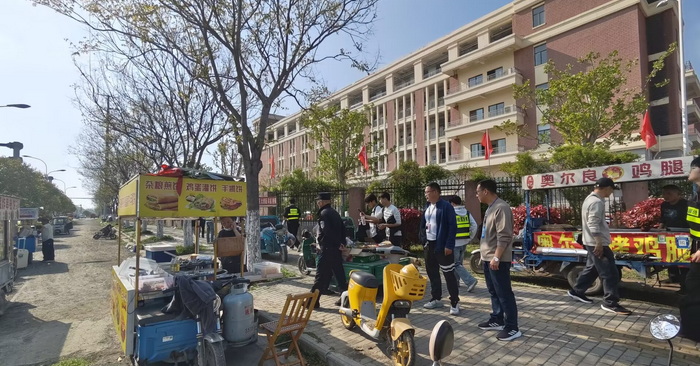 联合治理守护校园安全——宿州工业学校联合朱仙庄派出所整治校门口流动食品摊点(图1)