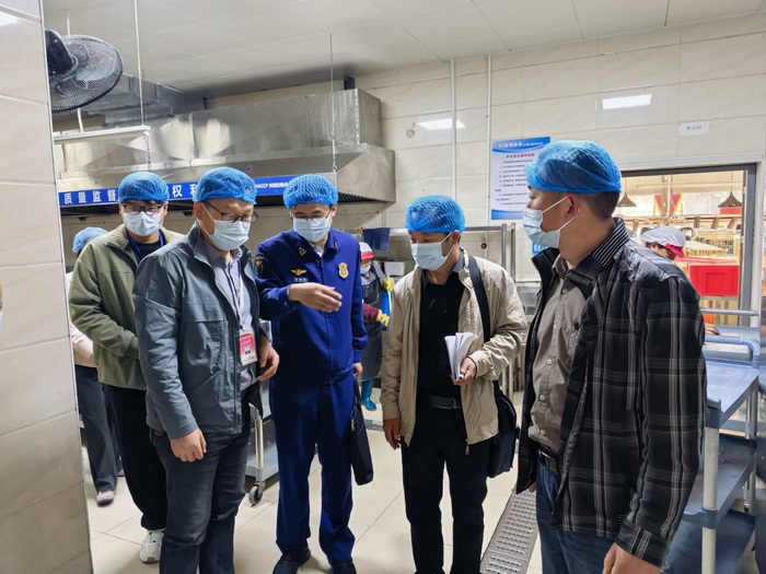 严查细排除隐患筑牢校园“防火墙”——市教体局、市消防救援支队实地督导宿州工业学校消防安全工作(图1)