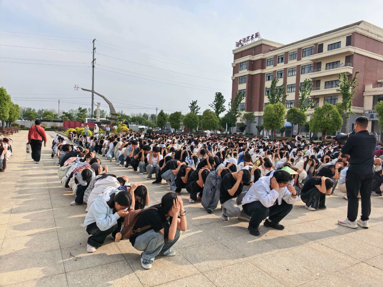 筑牢安全防线 守护生命安全——宿州工业学校开展防灾减灾应急疏散演练(图2)