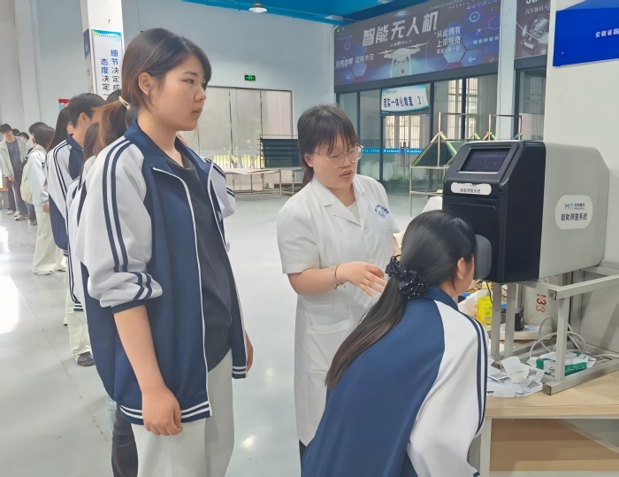 呵护心灵之窗 点亮精彩校园──宿州工业学校开展视力健康检查工作(图2)