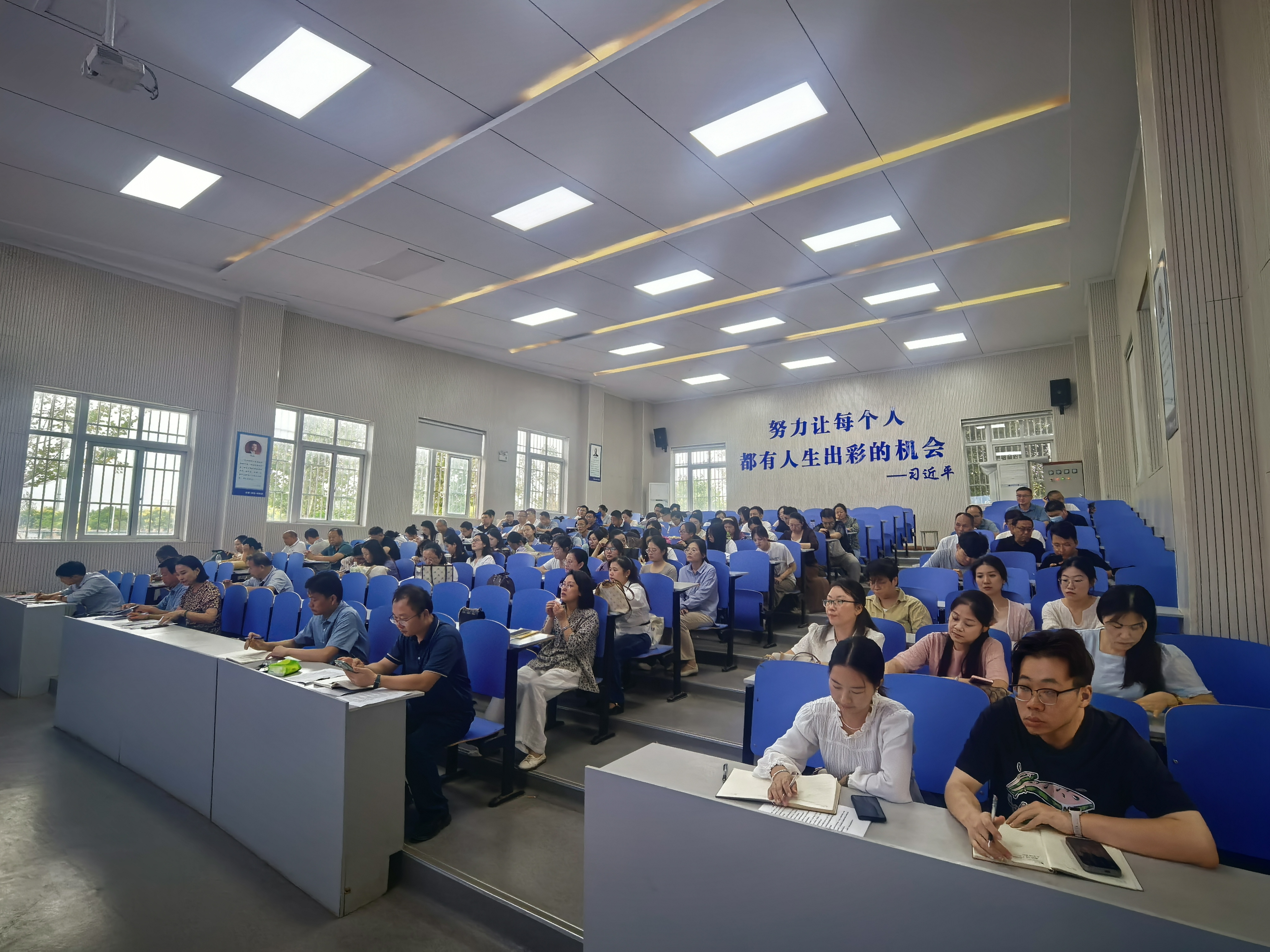 聚焦学生管理 压实育人责任——宿州工业学校召开新学期学生管理工作会(图2)