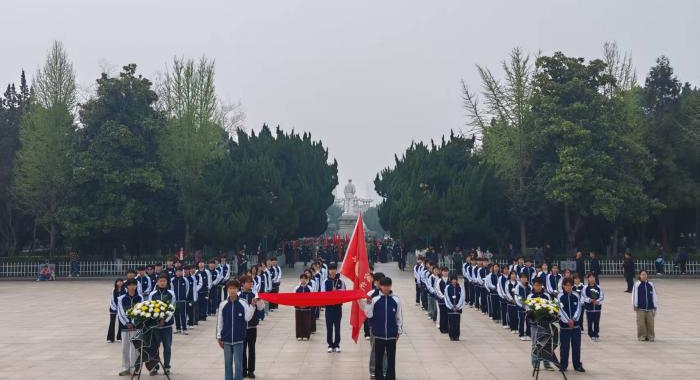 缅怀革命先烈 传承红色基因——宿州工业学校开展清明节祭扫烈士墓主题活动