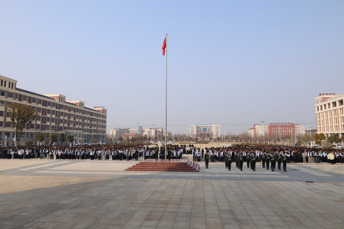 春风浩荡启新程   奋楫扬帆向未来  ——宿州工业学校举行2026年春季学期首次升旗仪式(图2)