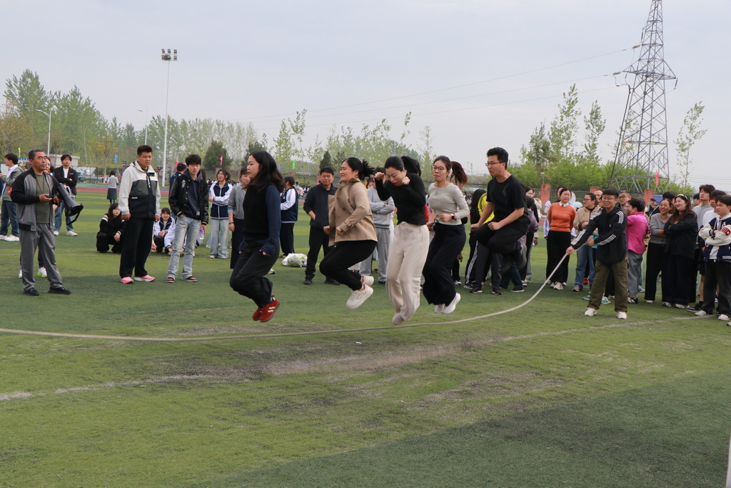 宿州工业学校第十二届春季田径运动会暨教职工运动会圆满落幕(图2)